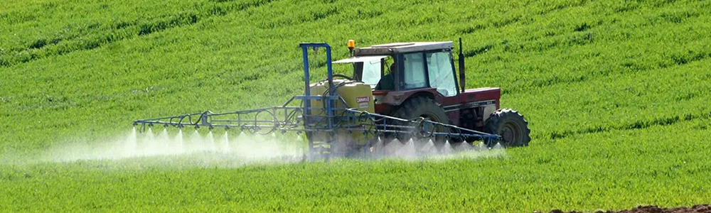Mixed spraying method of Leonardite potassium humate and pesticides
